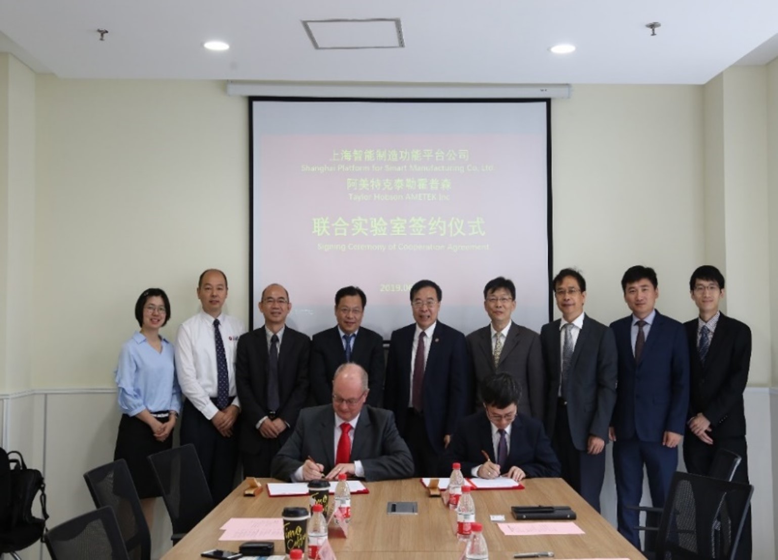 171226951032.jpg 中英中心與Taylor Hobson建立聯(lián)合實(shí)驗(yàn)室簽約.jpg